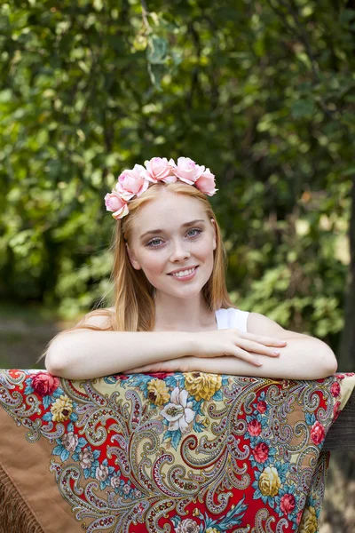 Mulher de beleza com uma coroa de flores na cabeça — Fotografia de Stock