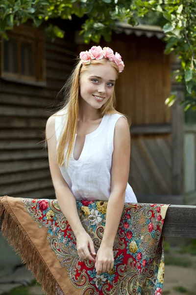 Bellezza donna con una ghirlanda sulla testa — Foto Stock