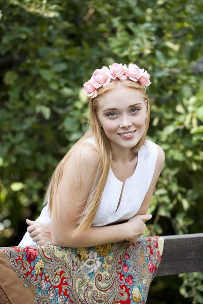 Femme de beauté avec une couronne sur la tête — Photo