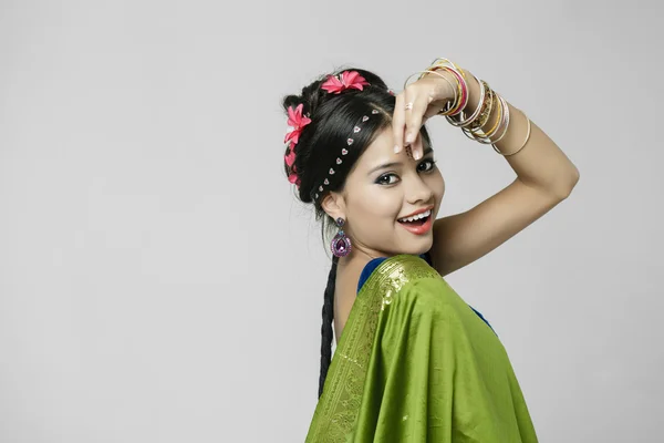 Jovem mulher bonita em vestido verde indiano — Fotografia de Stock