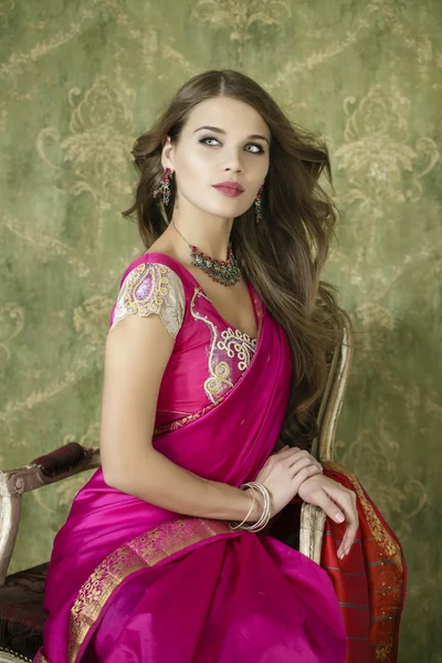 Jonge mooie vrouw in Indische rode jurk — Stockfoto