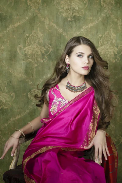 Jeune jolie femme en robe rouge indienne — Photo
