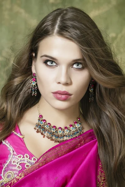 Giovane bella donna in abito rosso indiano — Foto Stock