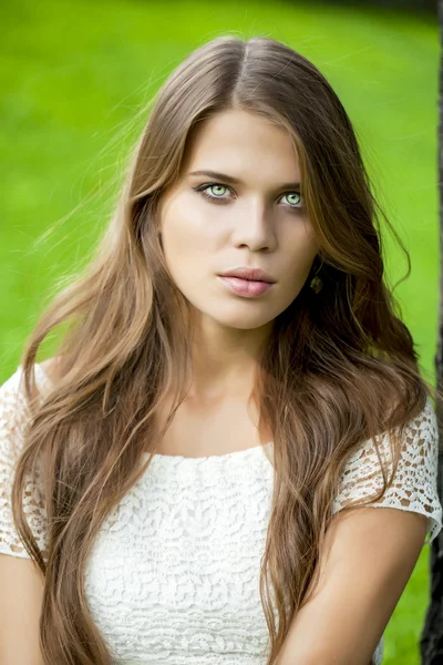 Jovem mulher bonita — Fotografia de Stock