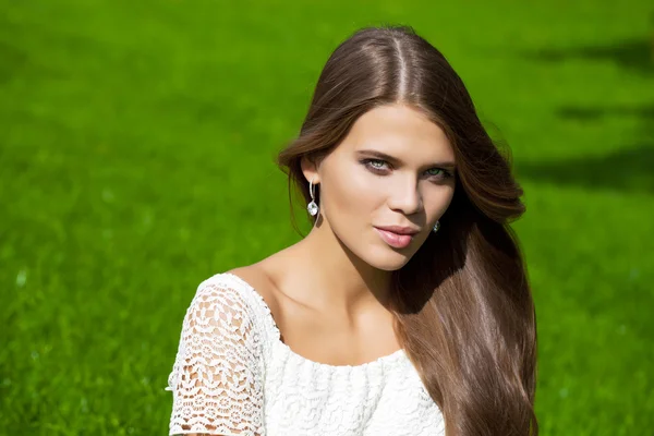 Jovem mulher bonita — Fotografia de Stock