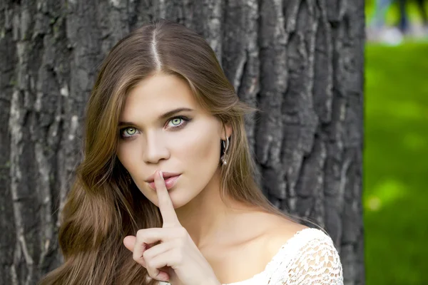 Vrouw heeft wijsvinger aan lippen als teken van de stilte — Stockfoto