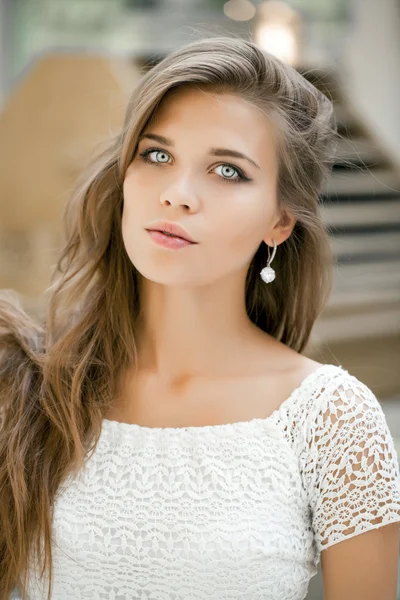 Gyönyörű fiatal nő. — Stock Fotó