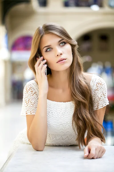 Jovem mulher bonita — Fotografia de Stock