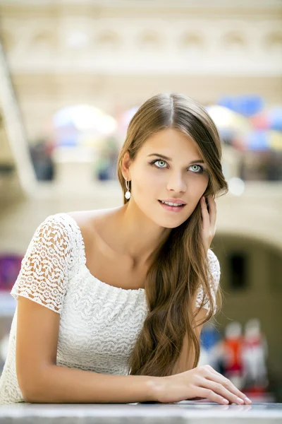 Jovem mulher bonita — Fotografia de Stock