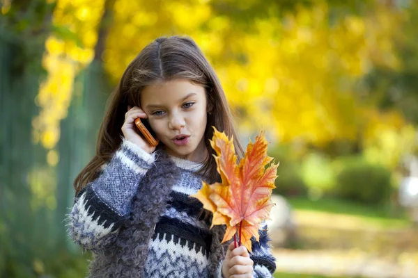 Ragazza della scuola chiamando per telefono — Foto Stock