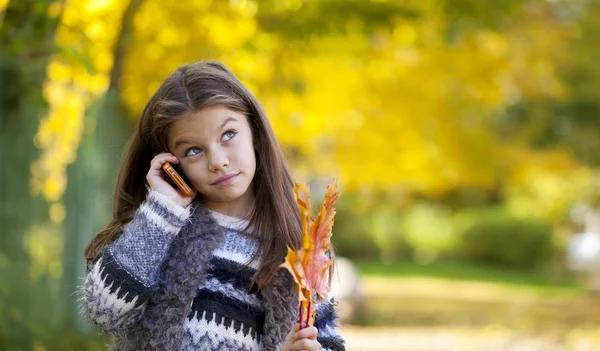 Ragazza della scuola chiamando per telefono — Foto Stock