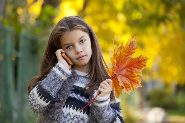 Ragazza della scuola chiamando per telefono — Foto Stock