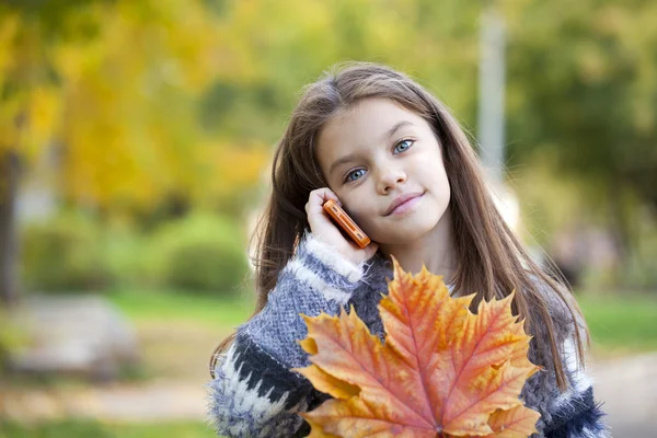 Ragazza della scuola chiamando per telefono — Foto Stock