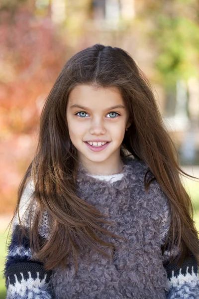 Menina bonita no parque de outono — Fotografia de Stock