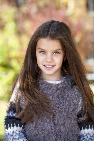 Menina bonita no parque de outono — Fotografia de Stock