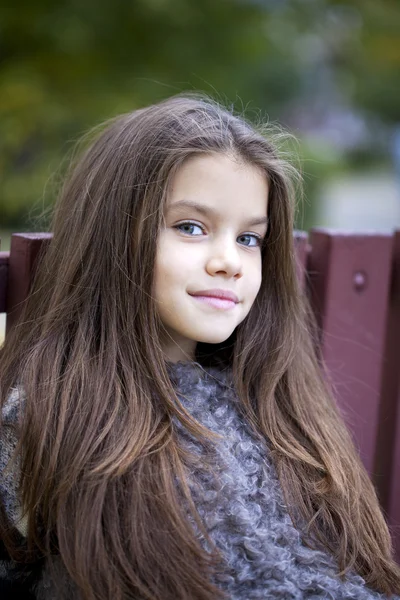 Bellissima bambina nel parco autunnale — Foto Stock