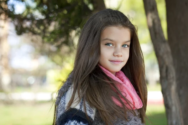 Beautifal liten flicka i parken hösten — Stockfoto