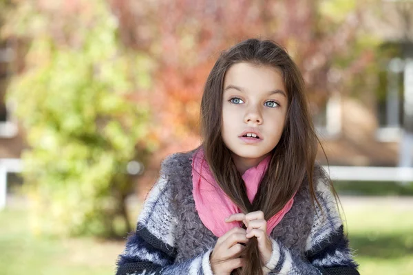 Beautifal liten flicka i parken hösten — Stockfoto