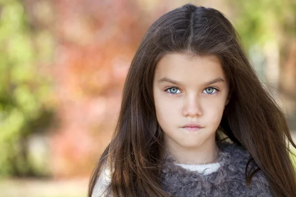 Hermosa niña en el parque de otoño — Foto de Stock