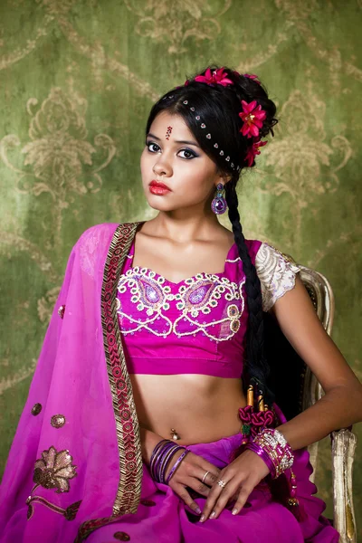 Jovem mulher bonita em vestido vermelho indiano — Fotografia de Stock