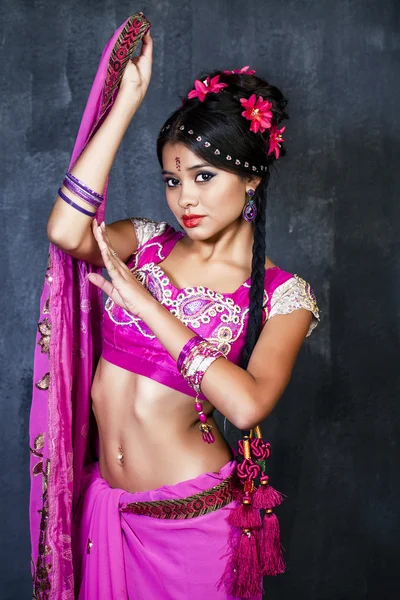 Jeune jolie femme en robe rouge indienne — Photo