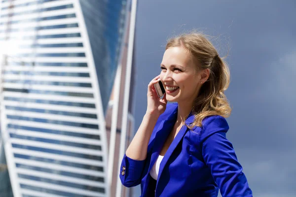 Mooie jonge blonde bellen via de telefoon — Stockfoto