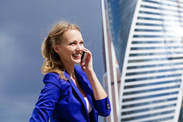 Schöne junge Blondine telefoniert — Stockfoto