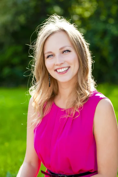 Young beautiful woman — Stock Photo, Image