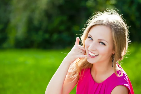 Schöne glückliche blonde Frau, die eine Geste macht, die mich anruft — Stockfoto