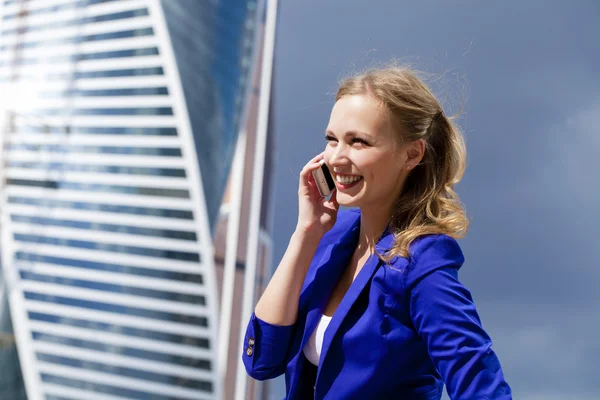 Linda jovem loira chamando por telefone — Fotografia de Stock