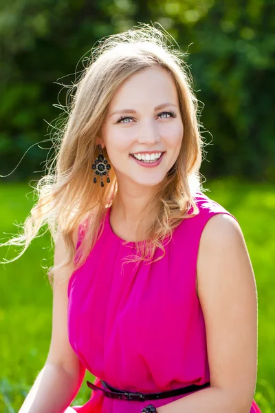 Young beautiful woman — Stock Photo, Image