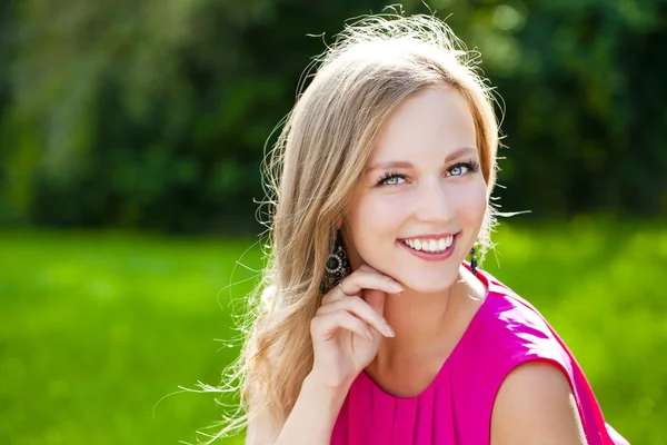 Joven hermosa mujer — Foto de Stock