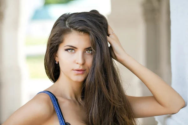 Jovem mulher bonita — Fotografia de Stock