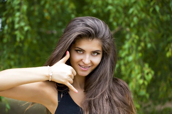 Mooie vrouw bellen me gebaar — Stockfoto