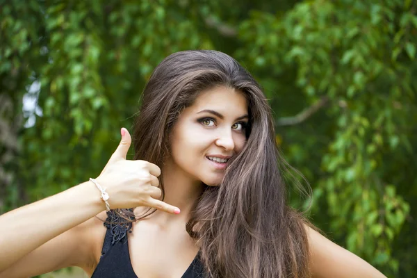 Mooie vrouw bellen me gebaar — Stockfoto