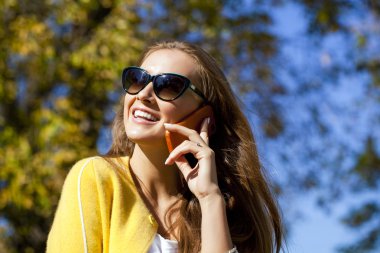 telefon ederken mutlu güzel kadın 