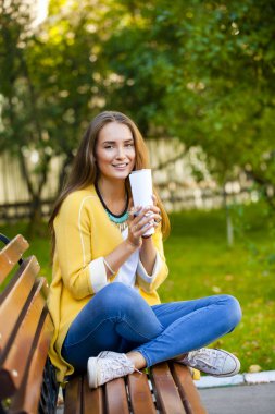 güzel bir genç kadın sarı ceket