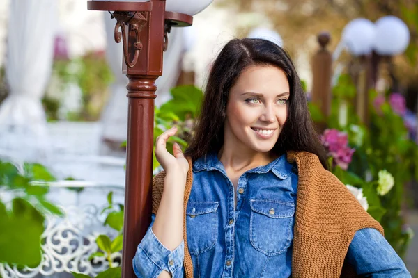 Jonge mooie vrouw — Stockfoto