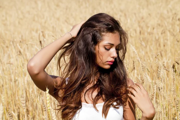 Молодая женщина в золотом поле пшеницы — стоковое фото