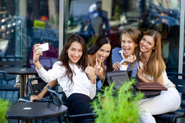 Selfie πέντε γυναίκες χαρούμενος — Φωτογραφία Αρχείου