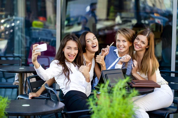 Selfie Cinco mujeres felices — Foto de Stock