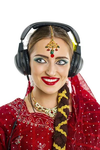 Giovane bella donna in abito indiano — Foto Stock
