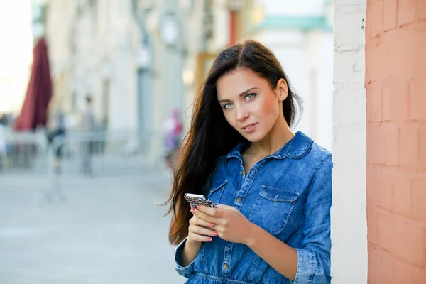 Mladá žena čte zprávu po telefonu — Stock fotografie