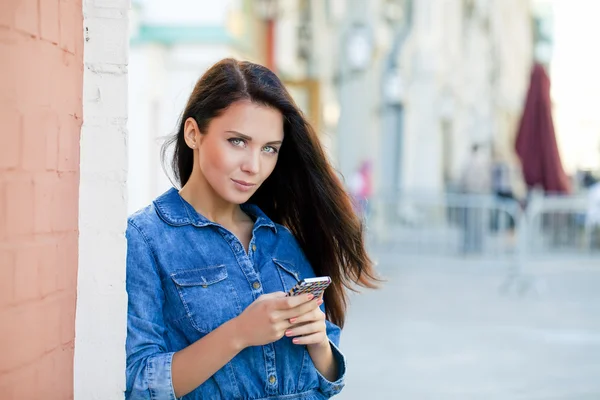 Mladá žena čte zprávu po telefonu — Stock fotografie