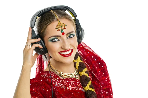 Mooie Indiase vrouw luisteren naar muziek op hoofdtelefoon — Stockfoto