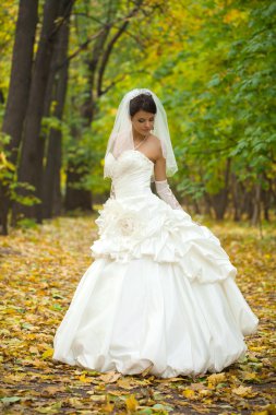 Gülümseyen güzel bir gelinin portresi