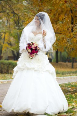 Gülümseyen güzel bir gelinin portresi