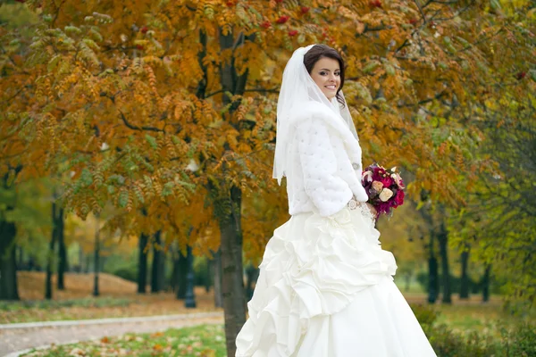 Portrét krásné usměvavé nevěsty — Stock fotografie