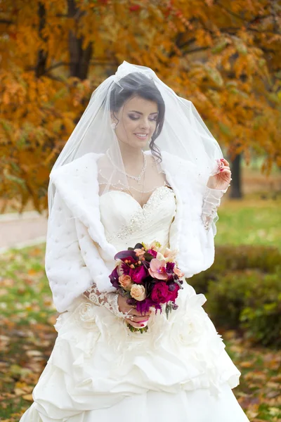 Portret van een mooie glimlachende bruid — Stockfoto