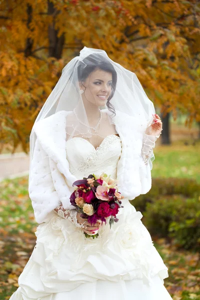 Portrait d'une belle mariée souriante — Photo